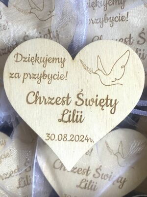 Magnes drewniane serce - wzór gołąb - podziękowanie dla gości na Chrzest