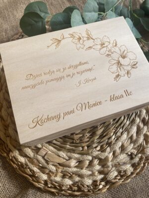 Pudełko na laurki - z dedykacją i imionami dzieci - hibiskus